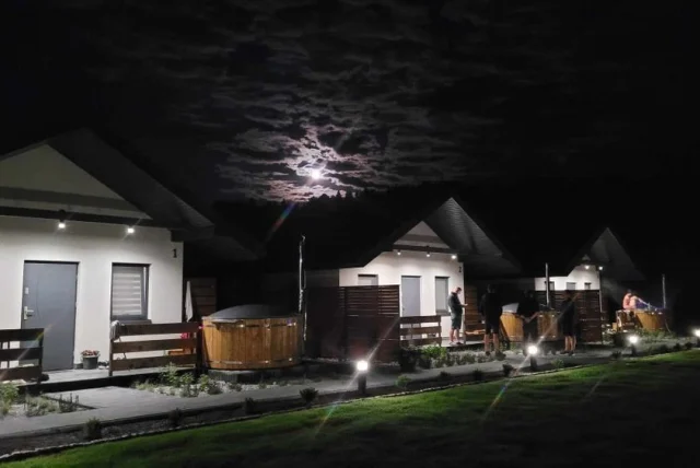domki całoroczne ferie noclegi bieszczady gorąca bania jacuzzi — Lesko