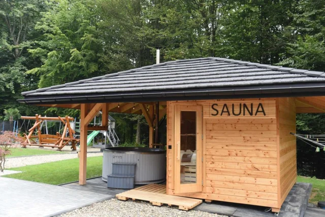 Bieszczady, Solina, domki Werlas, ruska bania z jacuzzi, sauna — Werlas