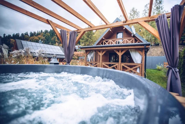 Całoroczne domki. Bieszczady. Balia, jacuzzi. — Bystre