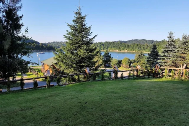 Pokoje i apartamenty w dom z bali nad jeziorem Solina Bieszczady domek — Zawóz