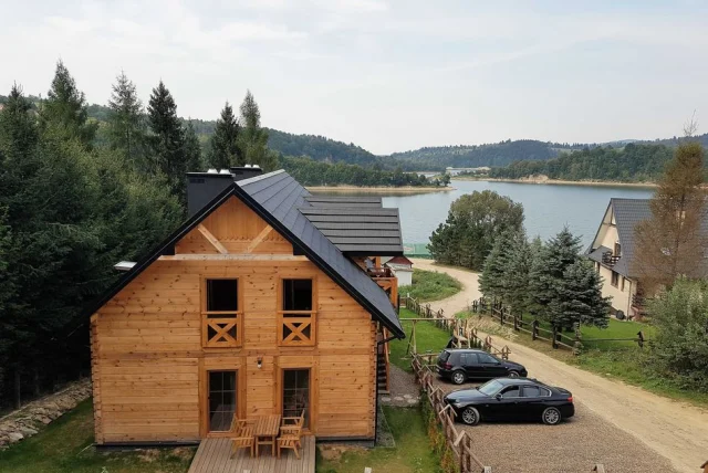 Pokoje i apartamenty w dom z bali nad jeziorem Solina Bieszczady domek — Zawóz