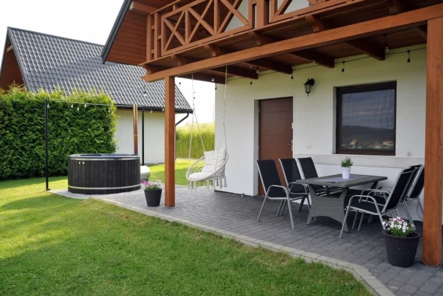Domki w Bieszczadach,noclegi, balia z jacuzzi przy każdym domku — Hoczew