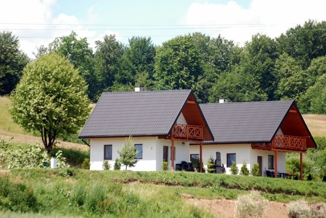 Domki w Bieszczadach,noclegi, balia z jacuzzi przy każdym domku — Hoczew