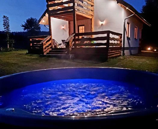 Domek do wynajecia tyrolka Wańkowa Solina Bieszczady jacuzzi bania — Wańkowa